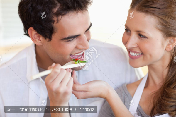 微笑的夫婦喜歡一起做飯