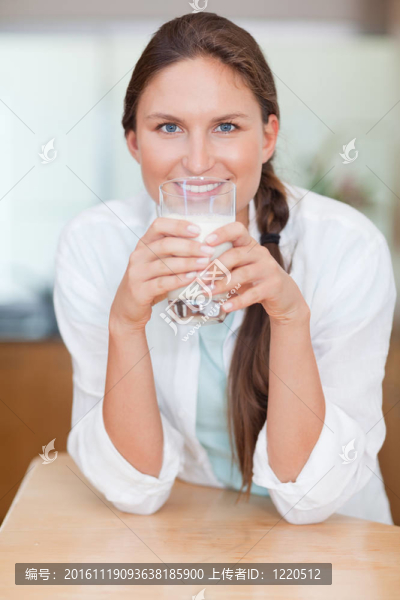 一個(gè)女人喝牛奶的肖像