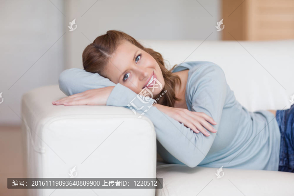 女人在沙發(fā)上放松-匯圖網(wǎng) www.fosd68.com 女人在沙發(fā)上放松