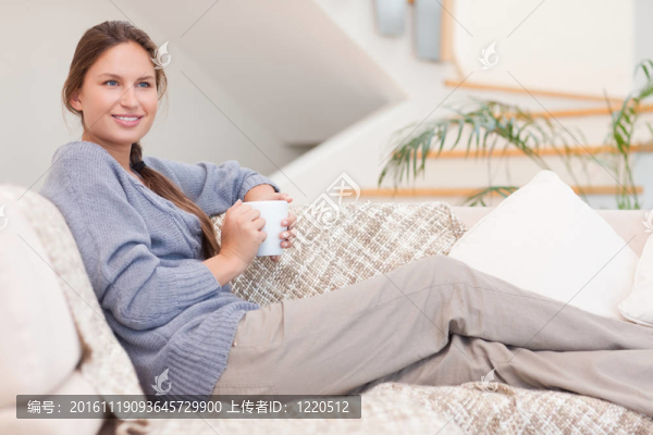 美麗的女人拿著一杯咖啡