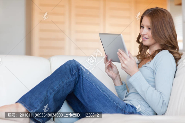 女人在沙發(fā)上閱讀電子書