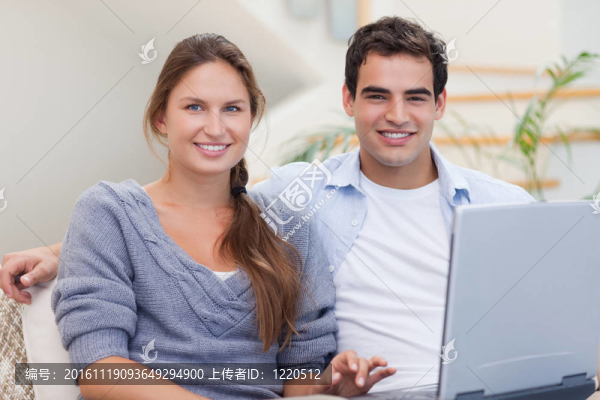 使用筆記本的夫婦