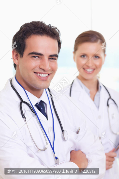 微笑的醫(yī)療隊站在彼此旁邊