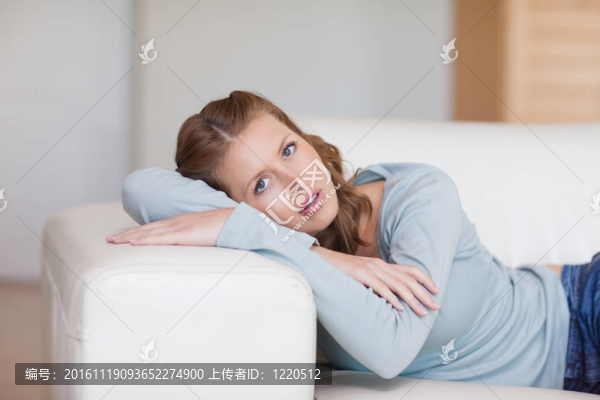 年輕的女人在沙發(fā)上放松