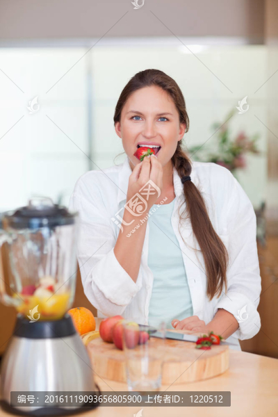 一個吃草莓的女人的畫像