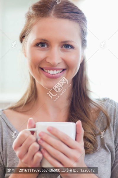 微笑的女人閉上一杯咖啡