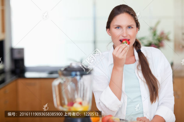 吃草莓的女人