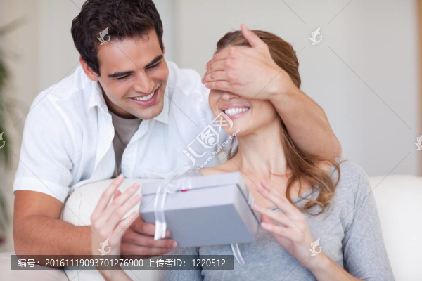 年輕人在給女友送禮物的時候，蓋住了他的眼睛