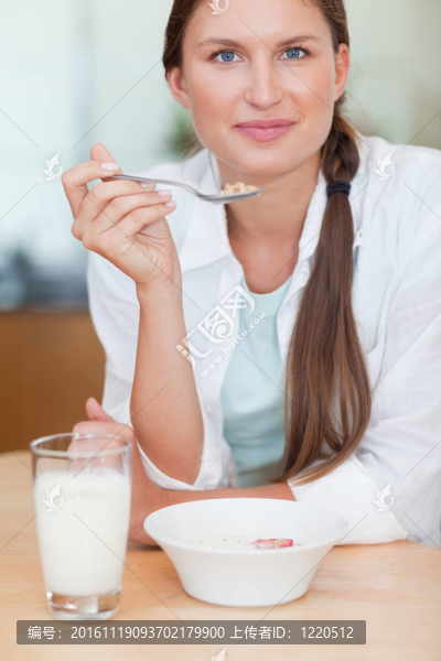 一個安詳?shù)呐顺栽绮偷漠嬒? title=