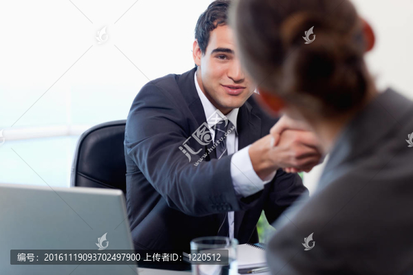 滿意的經(jīng)理面試一個女應聘者