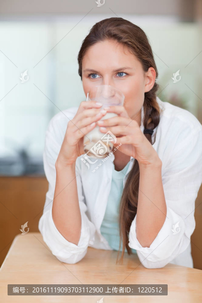 一個快樂的女人喝牛奶的肖像
