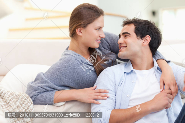 在愛的情侶擁抱