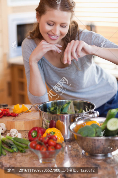 女人香她進(jìn)餐