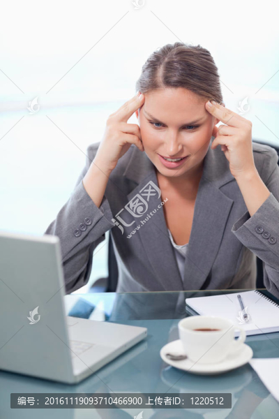 一個不安的商人頭疼的肖像