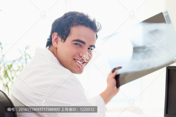 帶X射線的微笑醫(yī)生的側(cè)面觀