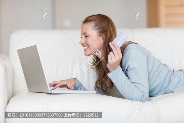 微笑的女人在網(wǎng)上購(gòu)物