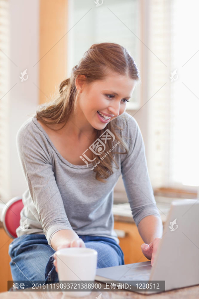 有咖啡和上網(wǎng)的女人
