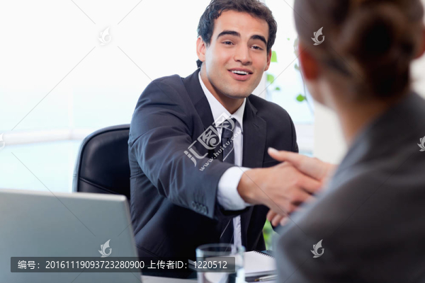微笑經(jīng)理面試女應(yīng)聘者