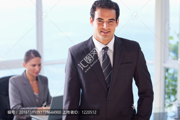 微笑的商人和他身后的同事