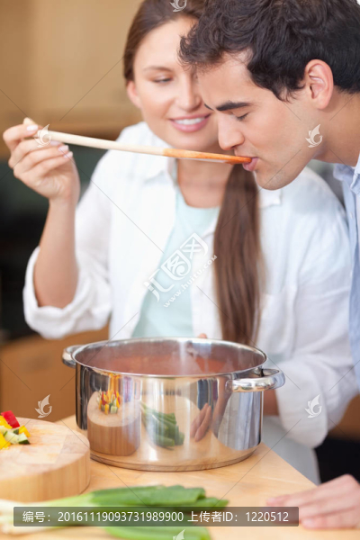 一個(gè)年輕男子嘗試妻子的肖像-匯圖網(wǎng) www.fosd68.com 一個(gè)年輕男子嘗試妻子的肖像