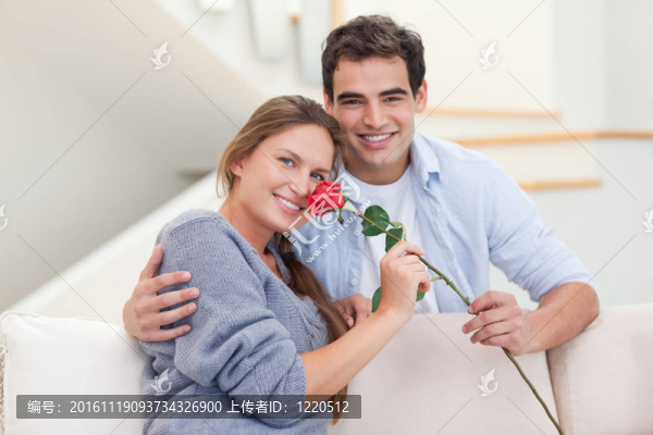 年輕人向女友獻玫瑰花