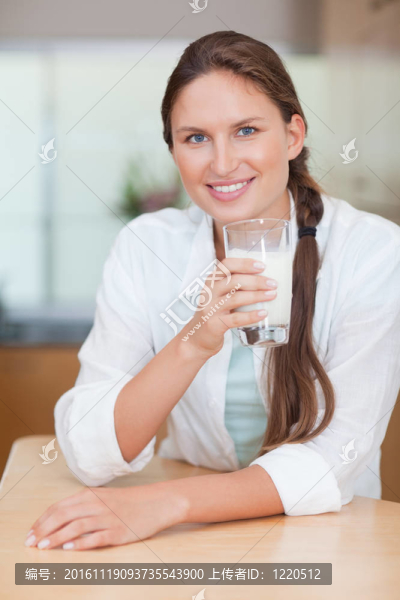 一個健康婦女喝牛奶的肖像