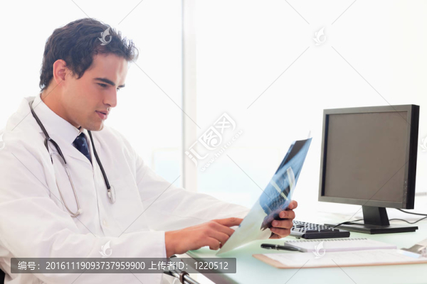 醫(yī)生分析X射線