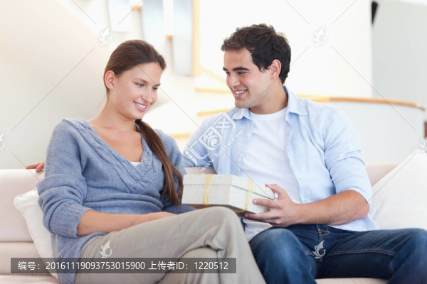 送禮物給他的女朋友的男人