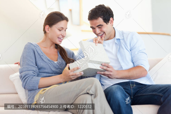 男人用禮物給他的未婚夫驚喜