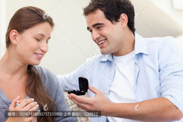 向女友求婚的幸福男人