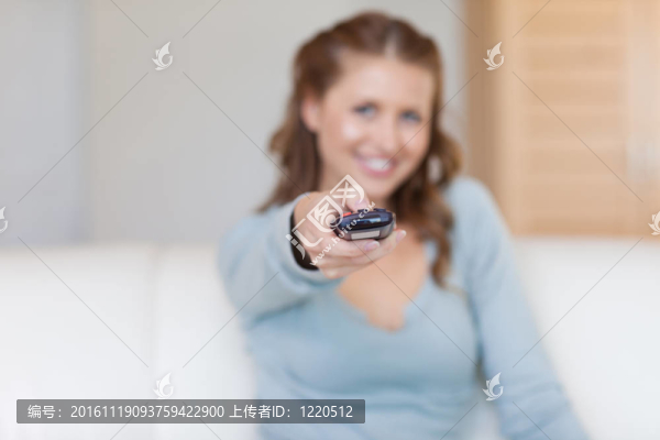 遠程被年輕的女人使用