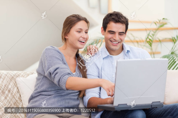 一對幸福的夫婦使用筆記本電腦