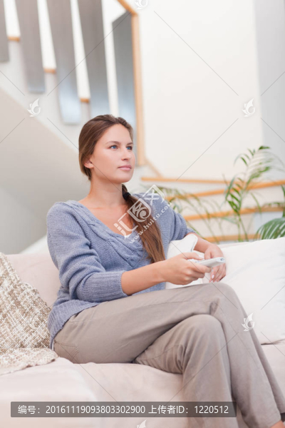 一個年輕的女人在看電視