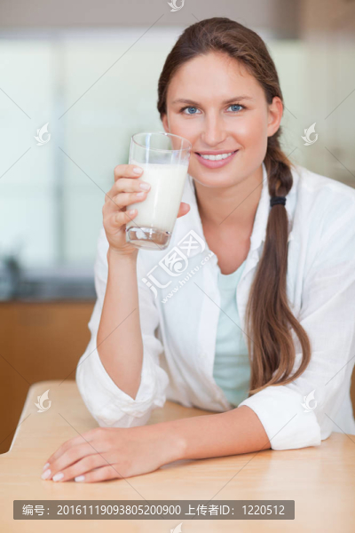 一個發(fā)光的女人喝牛奶的肖像