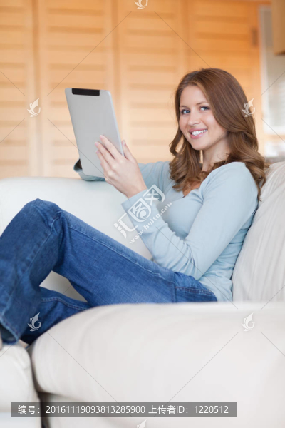 在沙發(fā)上放松的微笑女人-匯圖網(wǎng) www.fosd68.com 在沙發(fā)上放松的微笑女人