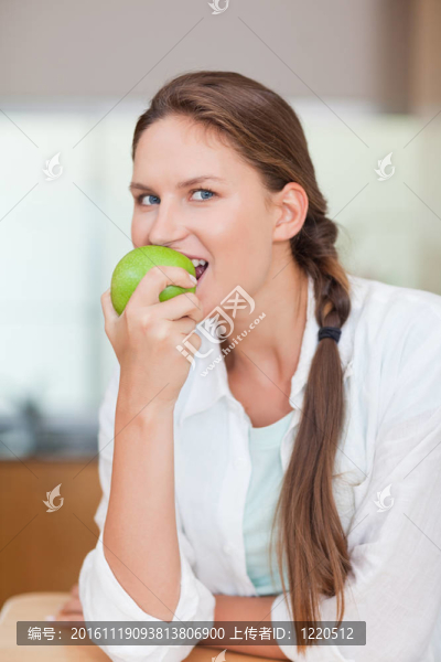 健康女人吃蘋果的畫像