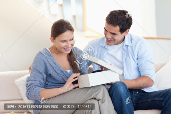 男人用禮物給他的女朋友驚喜
