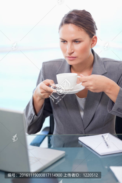 一個嚴肅的商人喝茶的肖像