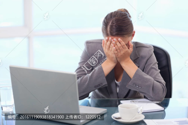 失意的商人哭