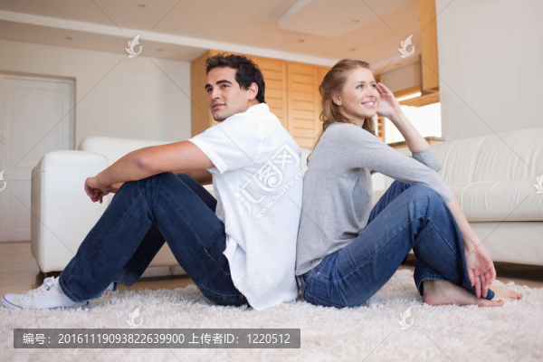 背靠背坐對夫婦