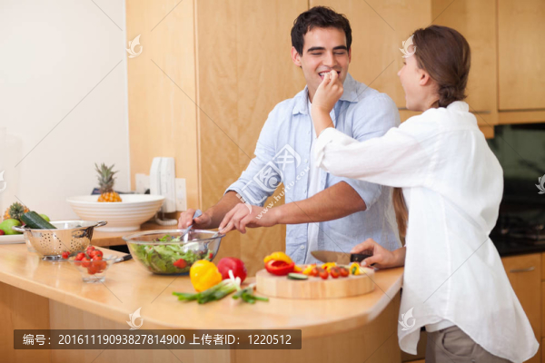 婦女喂養(yǎng)她的丈夫