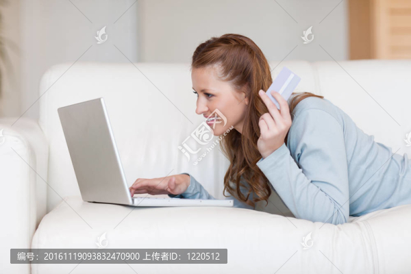 年輕婦女進(jìn)入信用卡信息