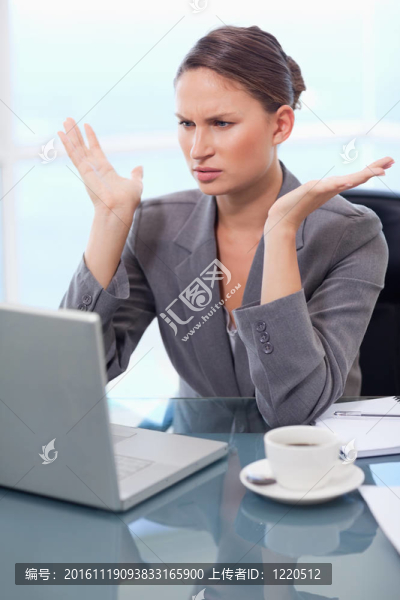 用筆記本工作不安的商人肖像-匯圖網(wǎng) www.fosd68.com 用筆記本工作不安的商人肖像