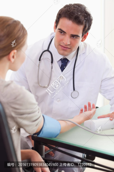 醫(yī)生和病人談論她的血壓