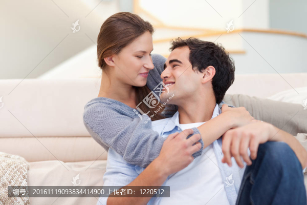 可愛的情侶擁抱對方