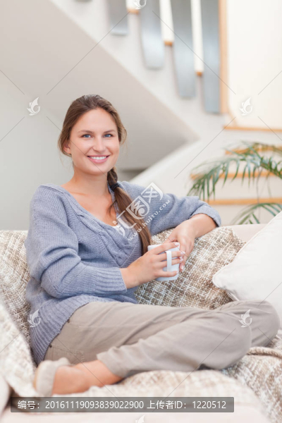 一個(gè)鎮(zhèn)靜的女人拿著一杯咖啡的肖像