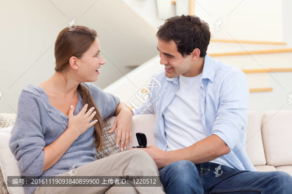 年輕人向女友求婚