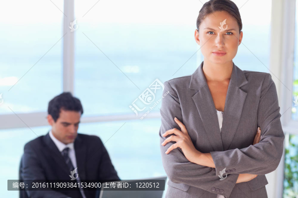嚴肅的女商人抱著雙臂
