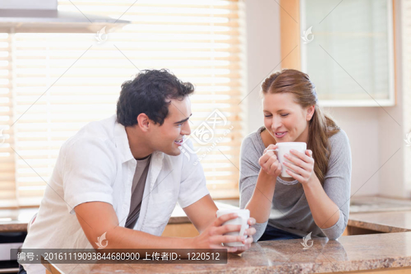 夫婦在廚房里享受茶