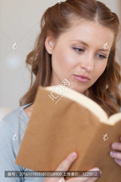 接近女人讀一本書(shū)